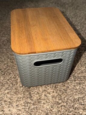 Grey Woven Look Plastic Basket w/Wooden Lid & Easy Grip Handles NWOT 10”x7”x6”